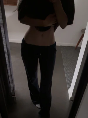 Juicy couture - Mina marin blåa juicy couture byxor i storlek xss, dom är nästan i nytt skick, inga skador. Skriv för mer information 