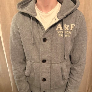 Abercrombie fitch cardigan knappar - Väldigt fint skick och en väldigt eftertraktad cardigan. Tveka inte på att ställa frågor.