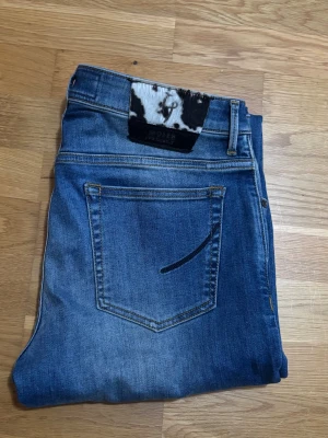 Handpicked Jeans nyskick  - Använda en gång | riktigt fina detaljer såsom hästpäls på gylfknappen, hästpäls back på tabben, egengjorda gylfknappar, logga i min fickan höger | italienska jeans | Super sköna | kontakta inte ifall du inte har råd | priset är inte hugget i sten