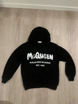 Alexander Mcqueen hoodie - Skick: 9/10 som ny                                                                                (Har kvitto på den)                                                       Inga defekter eller tecken på slitage!                          Storlek: M passar även S                                                       Vid frågor eller intresse är det bara att höra av dig🤝 Fraktar inom 24h📦🚚