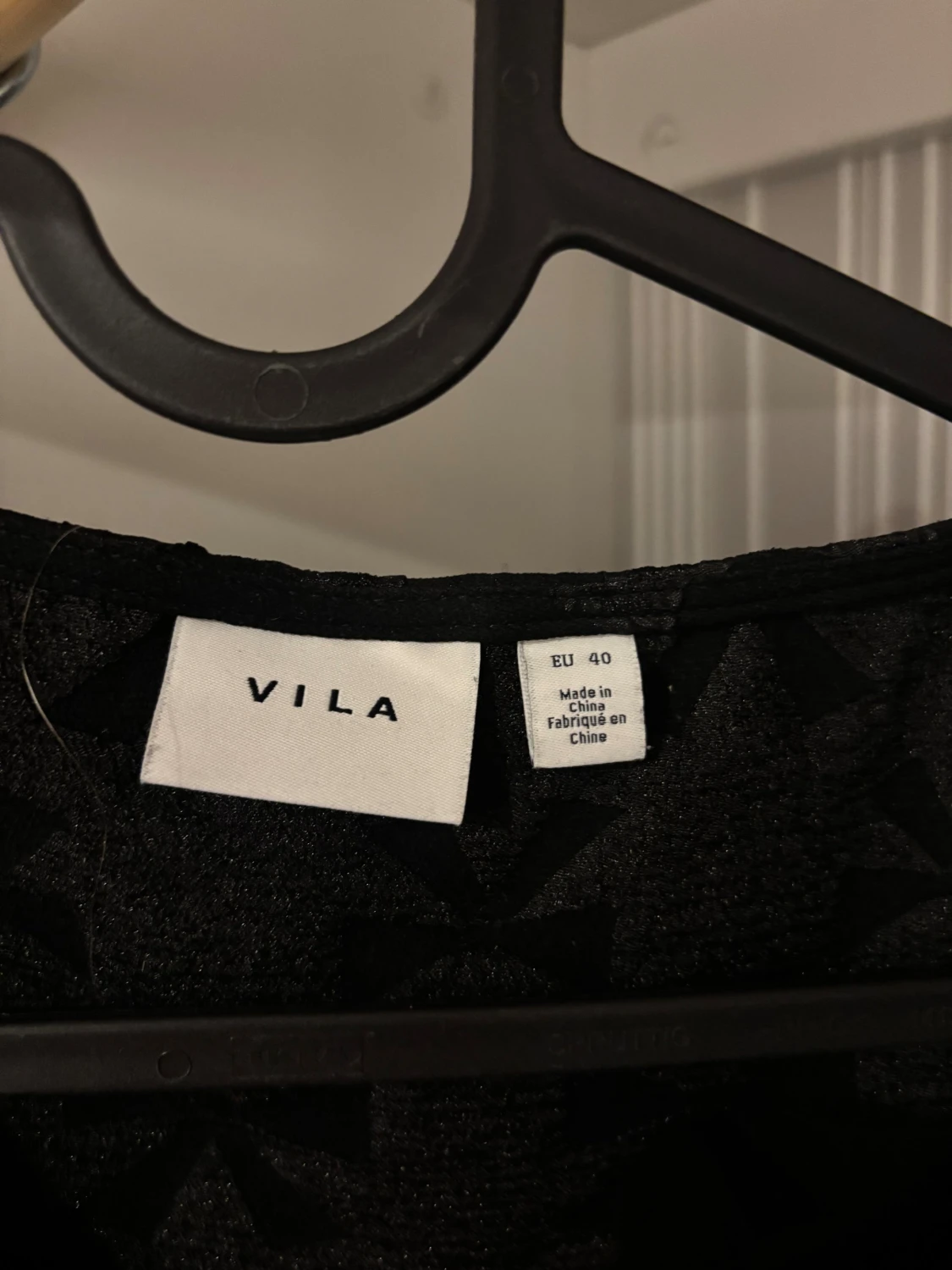 Svart blus med rosettmönster från Vila - 2