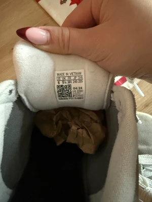 Campus  - Det är ett par Campus, Adidas. Använda 1-2 gånger så är i bra skick. Köpta på Nelly för ca 2år sen. Storlek 38^2/3, är breda i foten men annars inga konstigheter.