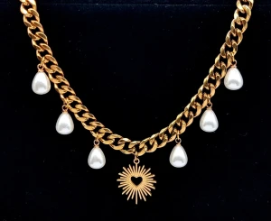 Stilfullt halsband med hjärta och pärlor  - Material-rostfritt stål.  Bra kvalitet. Kedjetjocklek-7mm 