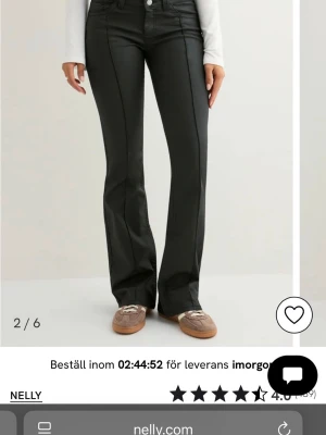 Svarta bootcut byxor - Snygga svarta bootcut byxor med markerad söm framtill och bak. Långa i benen o tight i midjan tyckte jag själv. Dom var helt enkelt för små! Pris lappen sitter kvar o inte använda💕