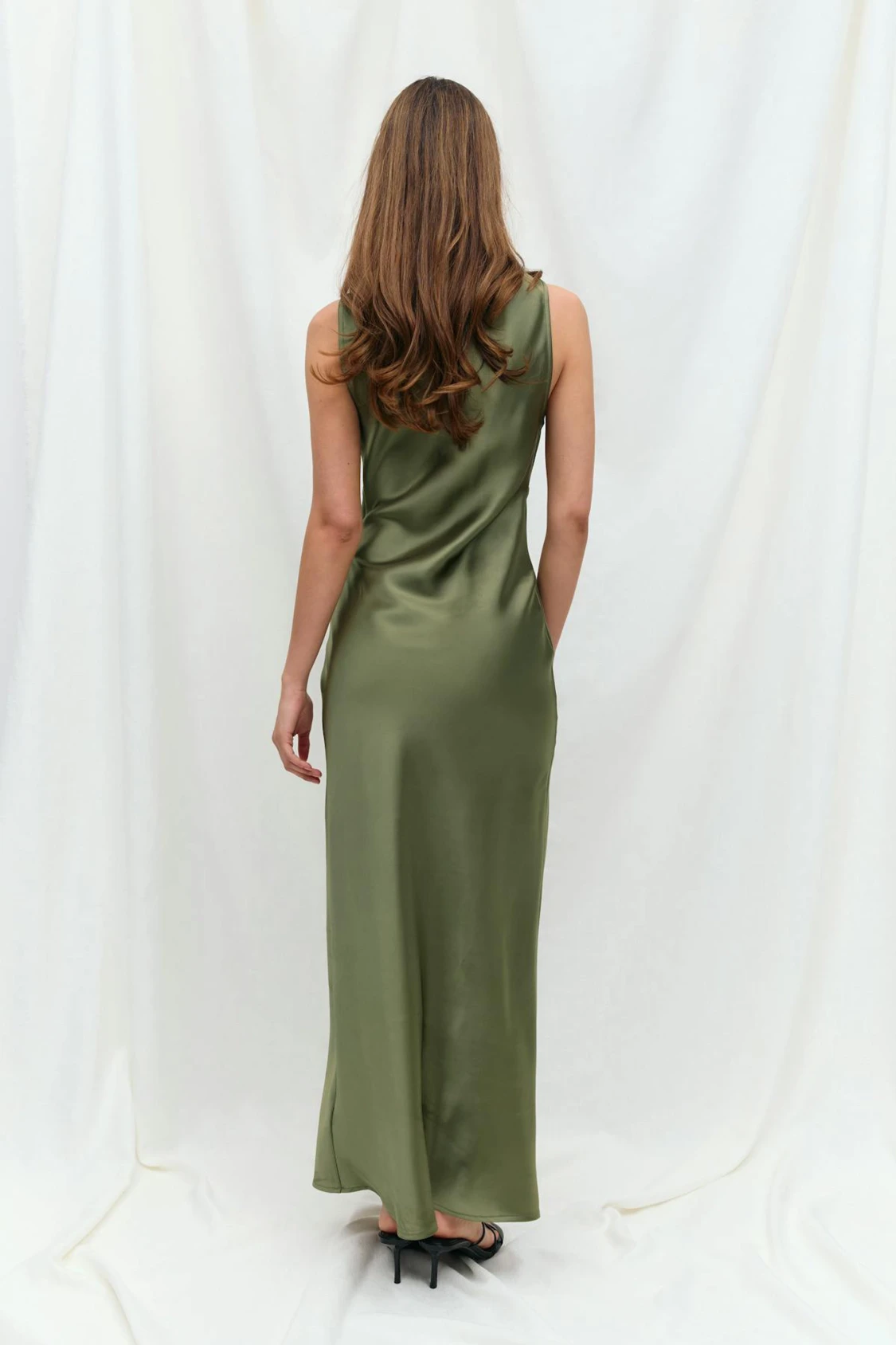 Olivgrön långklänning i satin - 1