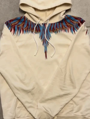 Marcelo Burlon hoodie  - Säljer denna sjukt feta hoodie från märket Marcelo Burlon, hoodien är i bra skick. Kan tänka mig gå ner i pris vid snabbaffär, hör av dig om du undrar något mer🤝