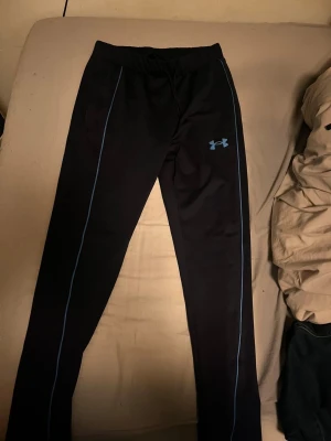Under armour byxor  - Marinblåa under armour byxor i mycket bra skick, storlek M