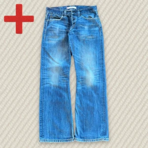 Levi's 512 Bootcut jeans  - Ett par riktigt fina Levi's 512 Bootcut i storlek 34/32! Fint skick, har dock en lite brun aktig tunt över sig på både framsida och baksida, se bild 3. Skriv om du har frågor!  Mått: Storlek på tag – 34/32, Midja – 43 cm, Lår – 31 cm, Innersöm – 79 cm, Längd – 104 cm, Benöppning – 25 cm