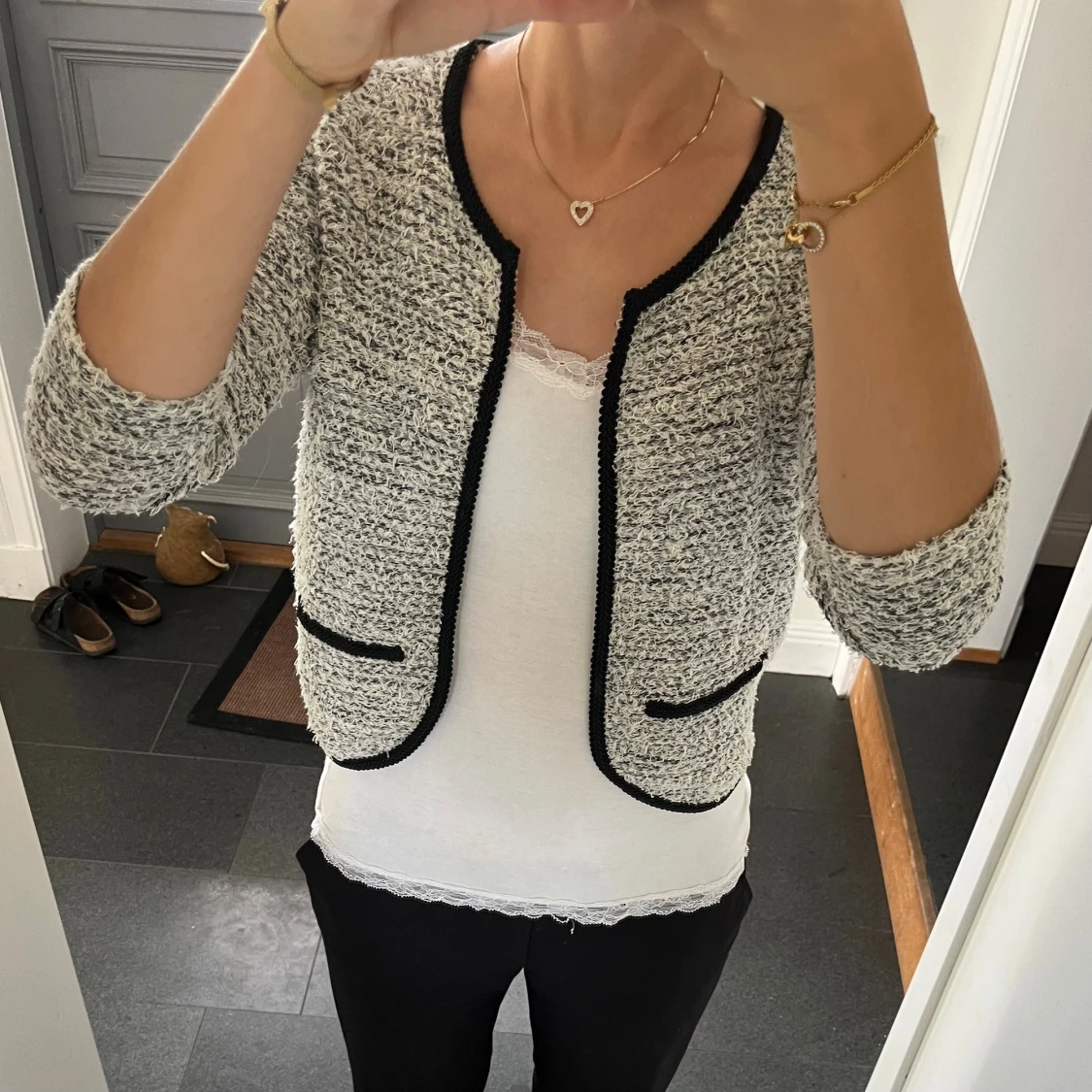 Grå stickad kofta  - 1