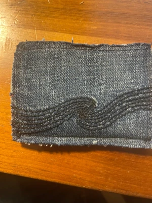Nudie plånbok - Mörkblå Jeansplånbok av Denimpocket av märket Nudie!