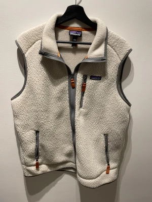 Vit fleeceväst från Patagonia - Helt ny väst ifrån Patagonia! I nyskick o aldrig använd köpte förra året men är fortfarande lite völl stor? Första till kvarn, hör av er innan ni köper 🤗