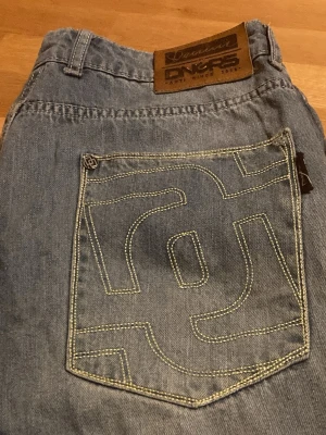 Baggy Jeans y2k - Helt nyköpta DNGRS jeans ny pris runt 700kr. Använda ett 2-3 antal gånger bara en defekt på knät där jag skrapat emot och fått ett litet märke, syns på bild 6. 