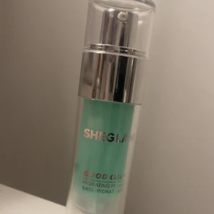 Sheglam Primer - Säljer en SHEGLAM Good Grip Hydrating Primer för 50kr. Har använts endast 2 gånger! Köparen står för frakten och tryck INTE på köp nu! Hör gärna av dig vid frågor ^^
