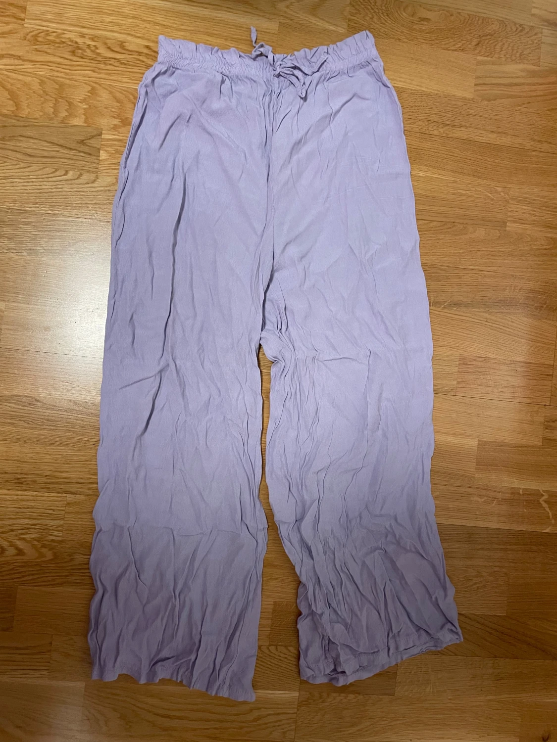 ljuslila luftiga byxor