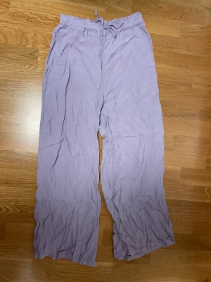 ljuslila luftiga byxor - vida, lavenderfärgade byxor med knytbart midjeband i luftigt material! skriv för mått m.m. <3 okänt märke
