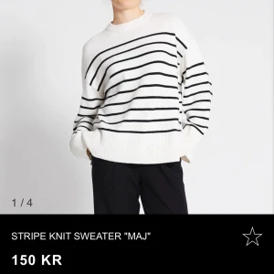 Vit och svart randig stickad tröja - Säljer en vit stickad tröja med svarta horisontella ränder från Maj, Lager157. Tröjan har en rund halsringning, ribbade muddar loose passform som ger en avslappnad vibe. Perfekt för dig som gillar enkel och stilren design.