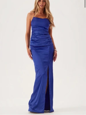 Blå balklänning från Bubbleroom - Hej! Nu säljer jag min jättefina balklänning. Använd en gång och nypris för 1000kr. Supersnygg blå långklänning från Bubbleroom med glansigt satinmaterial. Klänningen har smala axelband, snörning i ryggen och en super snygg öppen rygg. Framtill finns en slits som ger extra edge. Perfekt för dig som vill sticka ut på bal eller fest!💗