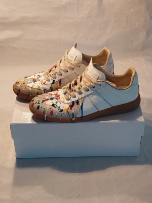 Maison Margiela gats  - Vita Maison Margiela gats med färgstänk || Storlek 41 || box och dustbags medföljer || boxen är lite skadad 