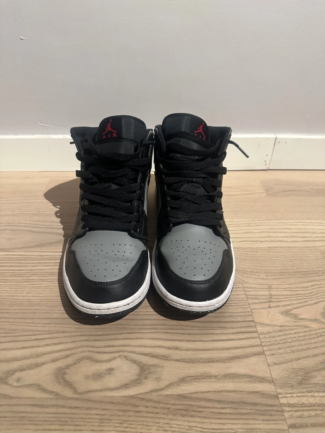 Nike Air Jordan 1 Mid svart/grå