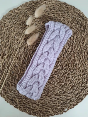 Stickat pannband  - Stickat pannband i mjuk akryl passar från ca 12 år och uppåt. Onesize Stickat av mig.