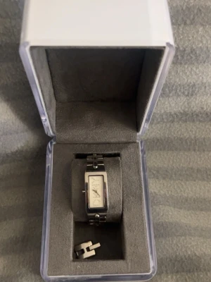 Klocka  - Hej! Nu tänker jag sälja min fina klocka då den inte passar längre. Jag har ägt den i ungefär 1.5 år men bara använd någon gång och nu behöver den hitta rätt person att bäras på. Märket är DKNY och nypris ligger runt 700kr 