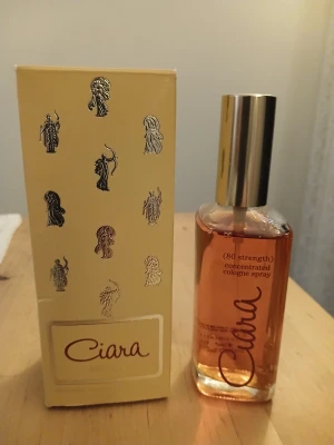 Vintage parfume "Ciara" Revlon 1973🍋  - En mycket sällsynt parfym som inte lanseras längre men som är helt fylld och bevarad i förpackningen. Lanserad 1973. Orientaliska doftnoter som känns unika 