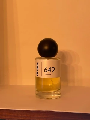 Divain 649 For Her parfym - Divain 649 For Her 100 ml flaska, se bild för mängd kvar ca 80ml Top notes Lychee, pear, and bergamot. Heart notes Turkish rose, oud wood, and incense. Base notes Vanilla, amber, and woody notes.