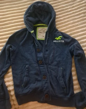Hollister cardigan - Fin hollister cardigan väldigt snygg nu på vintern väldigt bra skick på den 8/10 bara och skriva om funderingar storlek xl passar L bra