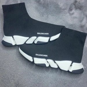 Ballllencciagaaa speed 2.0 skor - Ballllencciagaaa speed 2.0 skor i svart färg med vit sula. Storlek 46. Skick 9/10. !!!SÄNKER PRISET VID SNABB AFFÄR!!!