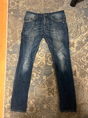 Dondup jeans - Dondup jeans i modellen george i väldigt fint skick. Vid fler frågor eller bilder är det bara skriva