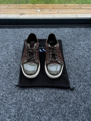 Lanvin - Tja, säljer nu ett par lanvins i storlek 8 dvs storlek 42 men skulle säga att de är lite stora i storleken. Skicket är 9/10 näst intill helt nya. Tyvärr hänger bara påsen med som syns på bild 6 så ingen låda. Hör av er vid funderingar.