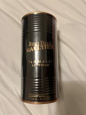Jean Paul Gaultier Le Male - Le Male Le Parfum Intense från Jean Paul Gaultier, 125 ml. Tillverkad i Spanien. Ny och oöppnad. Mötas för att köpas, Stockholm                    Ordinarie pris: 1 529 från kicks 