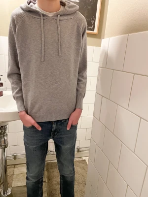 Grå merinoull hoodie  - Tjena! Säljer denna as feta merinoull hoodien i mycket fint och som är perfekt för vintern ❄️Jag säljer tröjan eftersom att den blivit för liten 🙌Storleken är XXS och den passar någon som är ungefär 150-160cm lång 💯Hör gärna av dig vid eventuella frågor och priset kan diskuteras vid en snabb affär💨