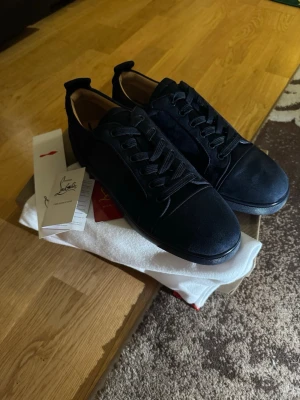 Feta Loubss! - Säljer ett par sprillans nya loubs i helt ny skick. Den är i storleken 45 ——> innesulan 28.5cm och bredden 9cm. Kvittot kortet samtliga lådan följs med i köpet. Vid fler funderingar kontakta gärna! Öppen för snabb affär 👀