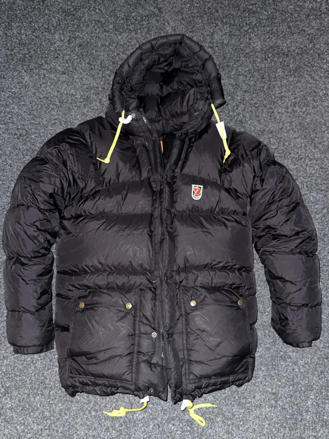 Svart pufferjacka från Fjällräven