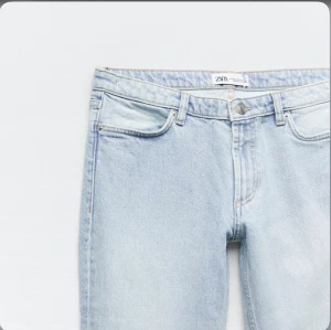 Bootcut ljusblå jeans från Zara - Säljer dessa super snygga jeans från zara som inte passade. Knappen är trög annars är de bra i skick! (Säljer för lite billigare på Vinted då Plick tar lite -> claraivss) alla mått finns på bilderna💕💕💕