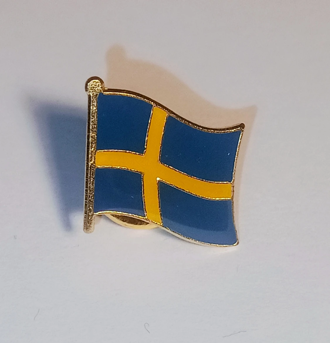 Svensk flagga pin i gult och blått - 2