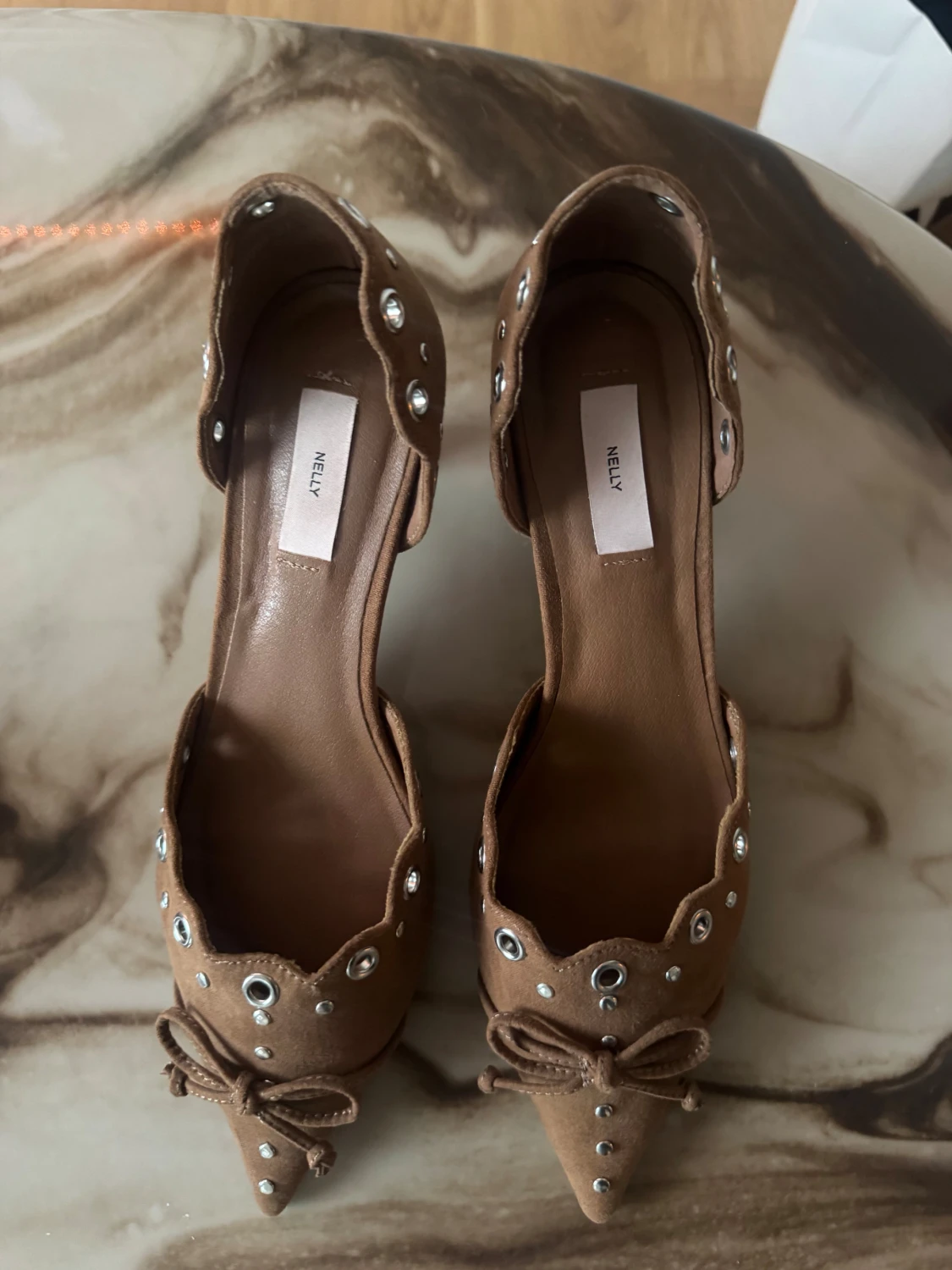 Bruna klackskor med detaljer från Nelly - 1