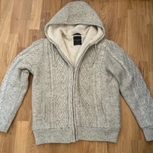 Stickad cardigan  - Stickad cardigan med fleece som är perfekt inför de kallare dagarna. Inga defekter förekommer, storlek L. För frågor eller funderingar är det bara att höra av sig!