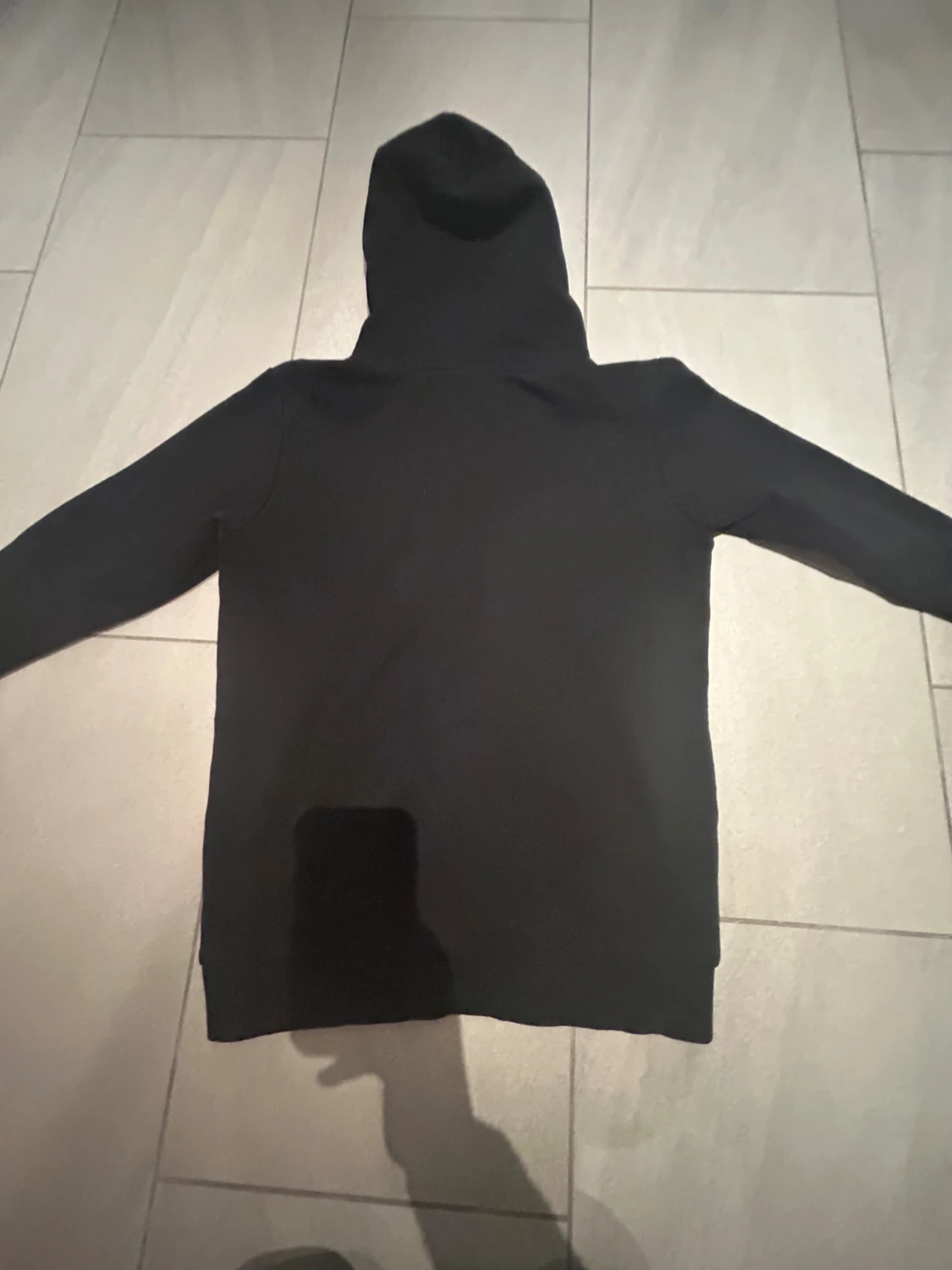 Svart hoodie från Peak Performance. Pojke - 1