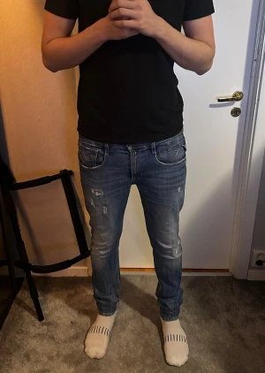 Replay Anbass 33/34 - Säljer ett par schyssta Replay jeans, stlrk 33/34. Sköna slitningar och 8/10 skick. Modellen är 193 och väger 82kg, för små för honom. Pris kan diskuteras.