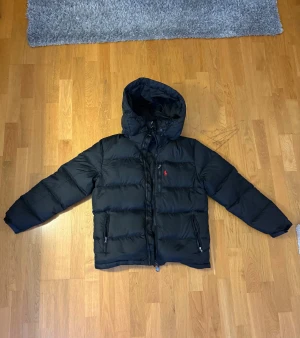 Ralph Lauren Puffer jacket storlek M - Väldigt bra skick, säljes på grund av att den är för liten för mig.