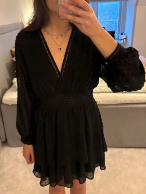 Svart klänning  - Snygg svart klänning från Zara.