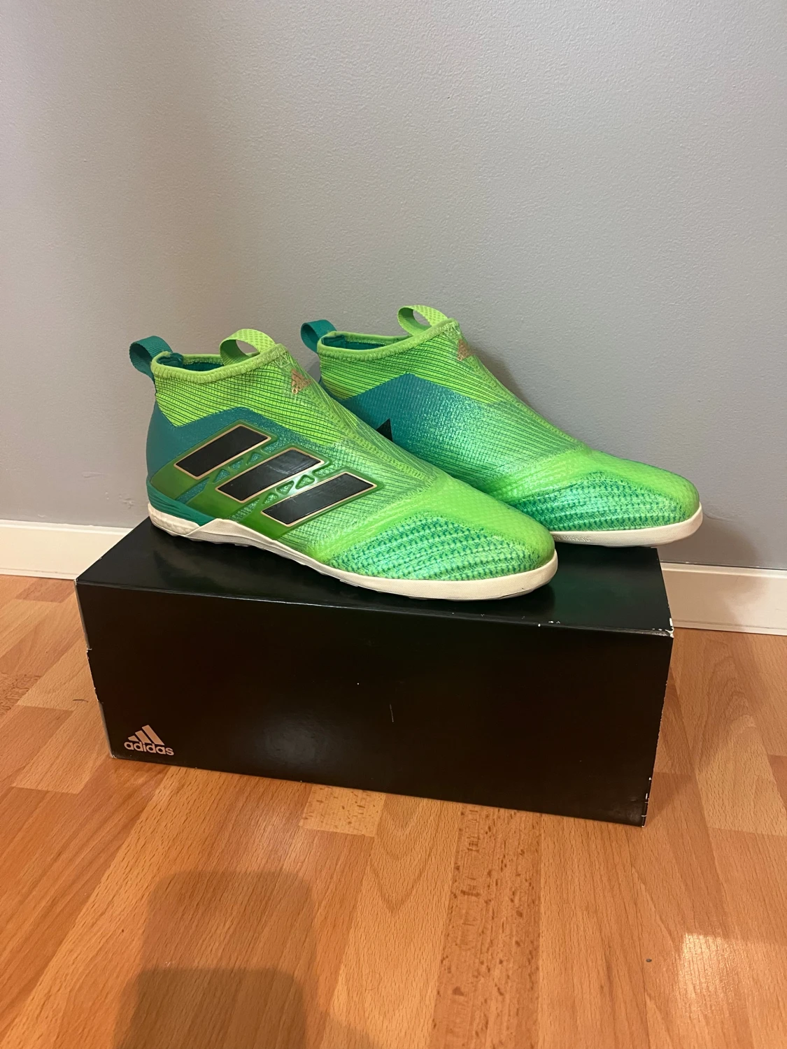 Adidas fotbollsskor