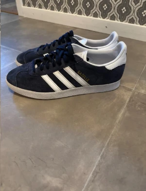 Adidas Gazelle skor  - Tja, säljer dessa Adidas Gazelle skorn i mycket bra skick, skick = 9/10, storlek = 39 1/3, mitt pris = 800, finns en defekt (se bild 6), hör av er vid frågor eller funderingar 🤩🙌