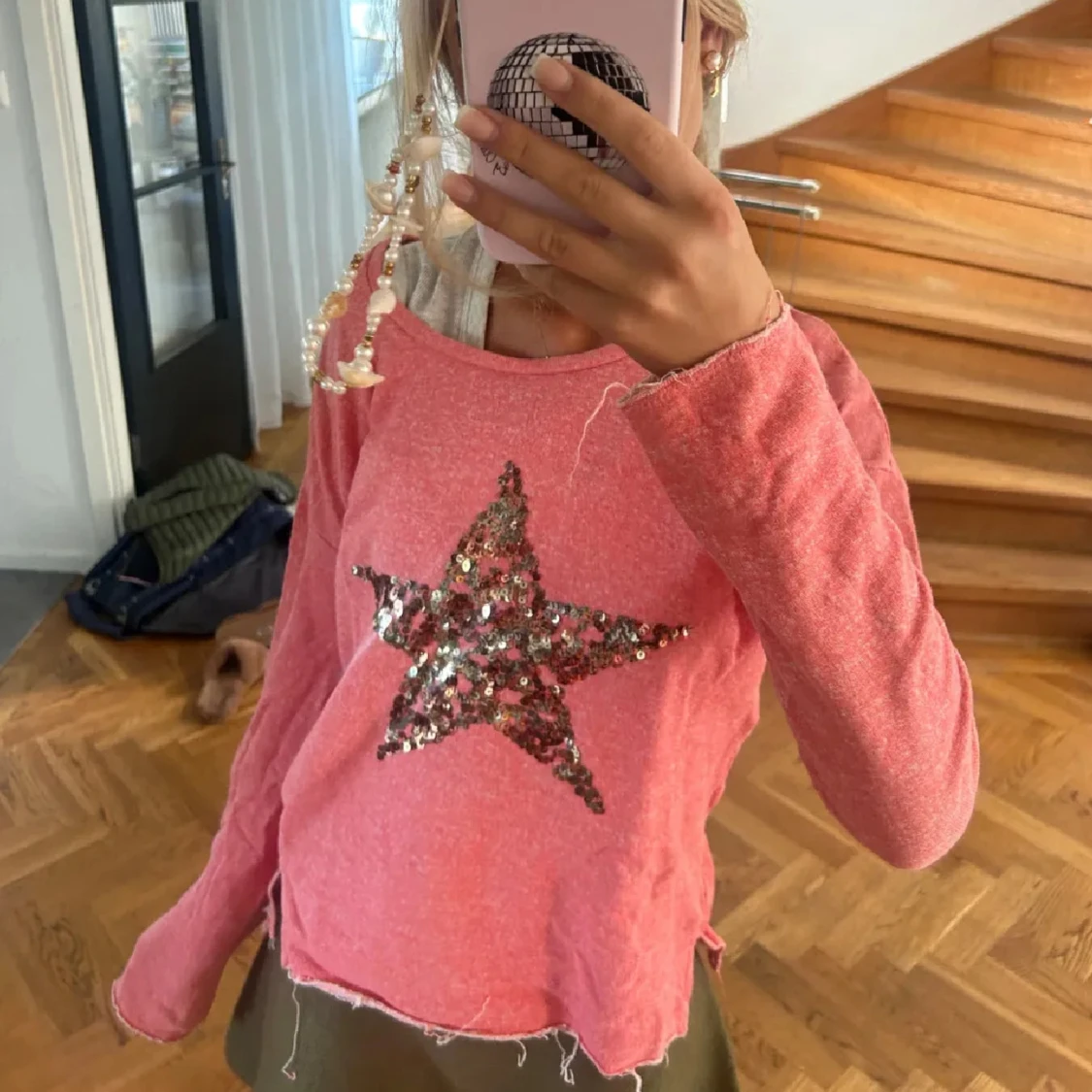 Rosa tröja med paljettstjärna - 2