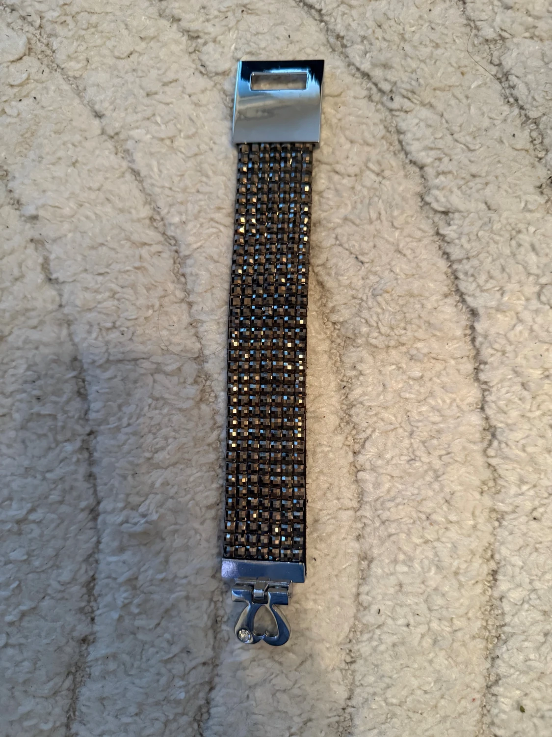 Glittrigt brett armband med hjärtdetalj