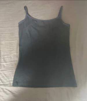 Svart linnetopp med justerbara band - Svart linnetopp med smala, justerbara axelband