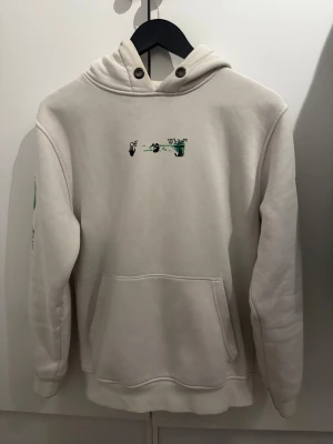 Off white hoodie - Säljer nu min riktigt feta off white 50th anniversary hoodie då den börjar bli liten för mig! storlek M men passar S