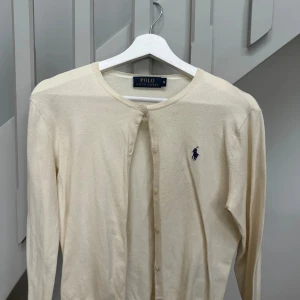 Ljusgul kofta från Polo Ralph Lauren - 💛Ljusgul Polo Ralph Lauren kofta💛 Säljer nu min fina ljusgula kofta från Polo Ralph Lauren då den inte längre passar på mig. Koftan är i storlek M men är liten i storleken och är i fint skick.   Säljes för 150kr Postar så fort som möjligt vid köp. 